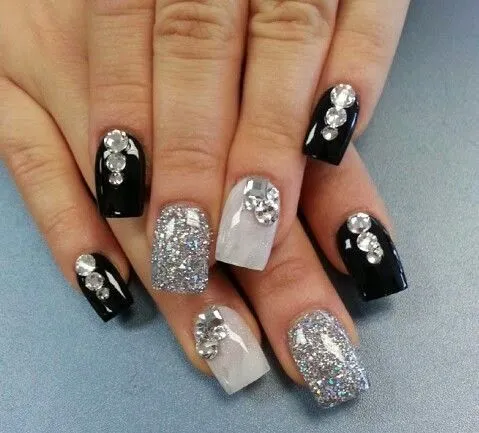 Uñas decoradas con piedras de color turquesa - Imagui