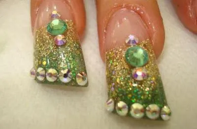 Uñas decoradas con piedras de cristal elegantes y hermosas | Uñas ...