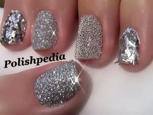 Uñas decoradas con piedras de cristal plateadas - Imagui