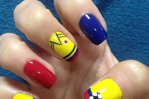 Uñas decoradas tricolor para apoyar a la Selección Colombia