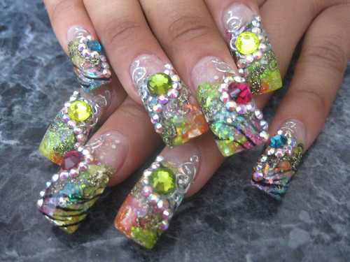 Uñas Decoradas: Uñas Con Diamantes y Diferentes Colores Naturales