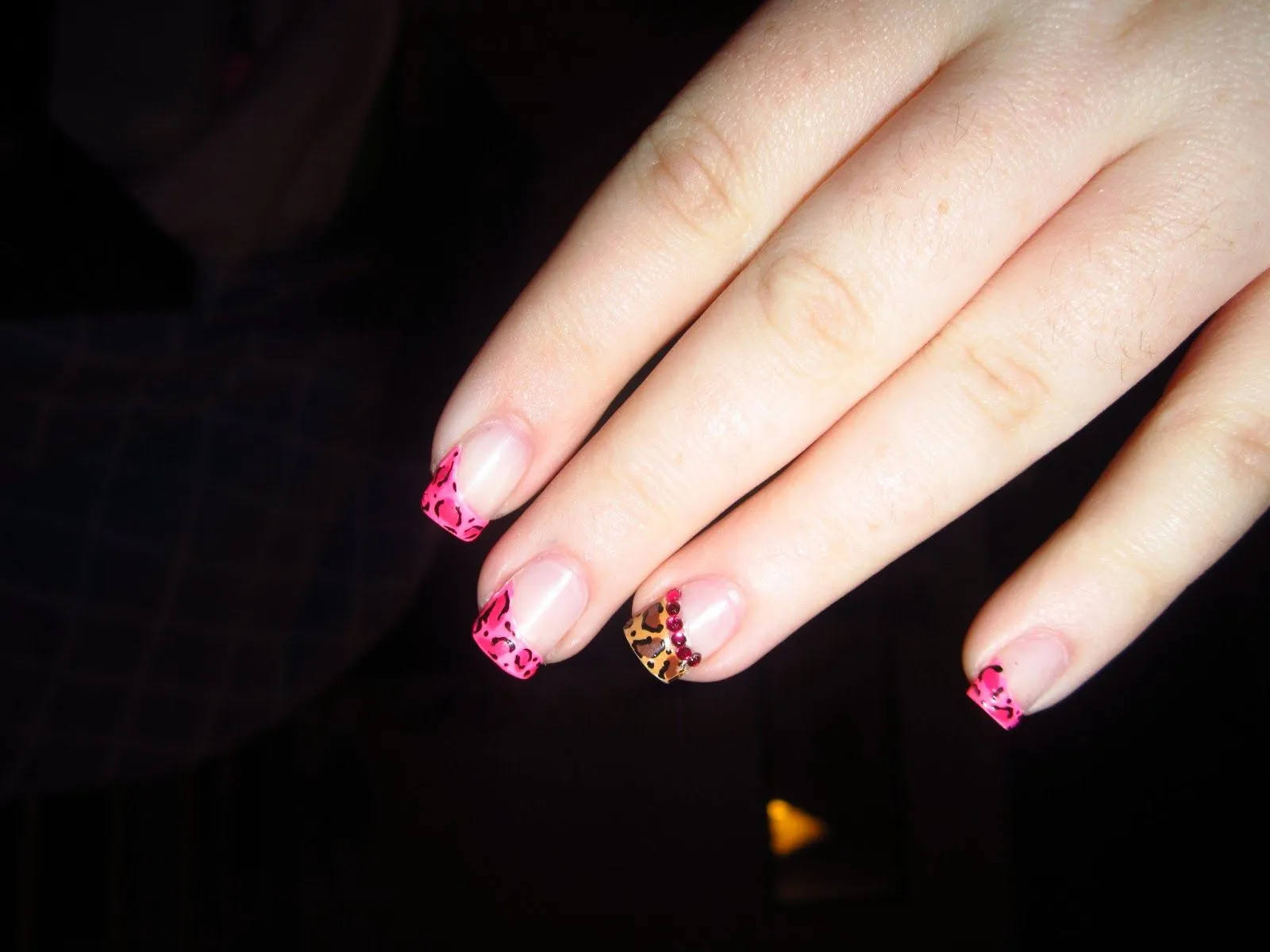 Uñas: Manicura francesa de leopardo de colores.