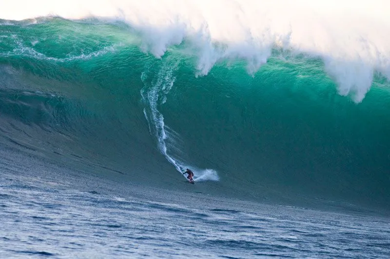 Cosas Únicas: Haciendo Surf en olas gigantes