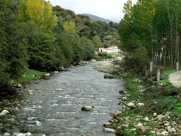 Valle del Jerte, río jerte entre cabezuela del Valle y Navaconcejo ...