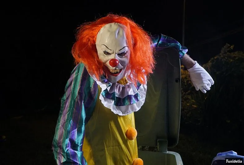 Si vas a hacer el payaso, mejor hazlo con un disfraz!