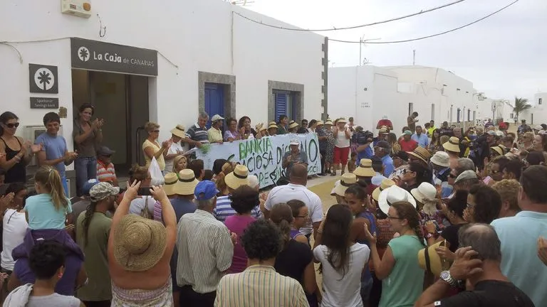 Los vecinos de La Graciosa se concentran para que no cierren la ...