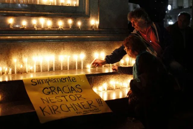 Velas en señal de luto por la muerte de Néstor Kirchner | Qué.