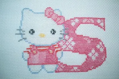 Vendo Bordados: Letra com Hello Kitty