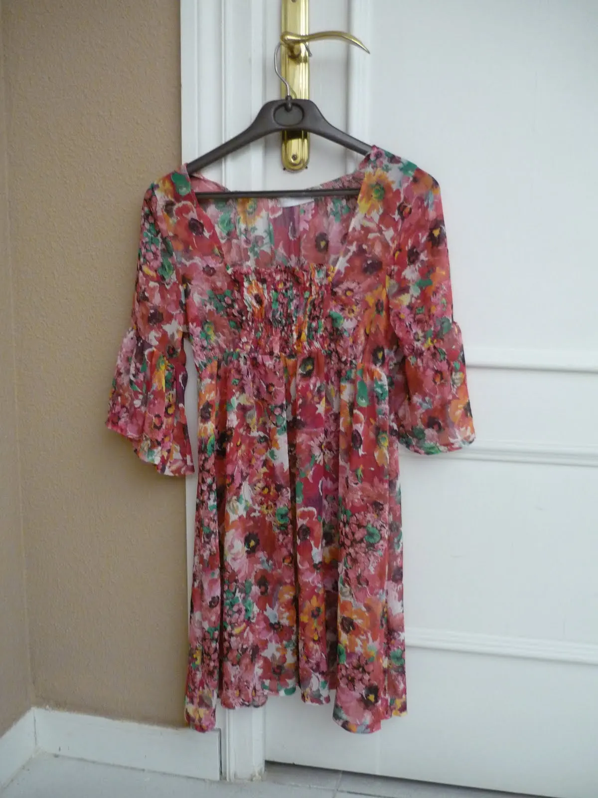 Vendo Cosillas: Blusa de gasa con flores en tonos rosados