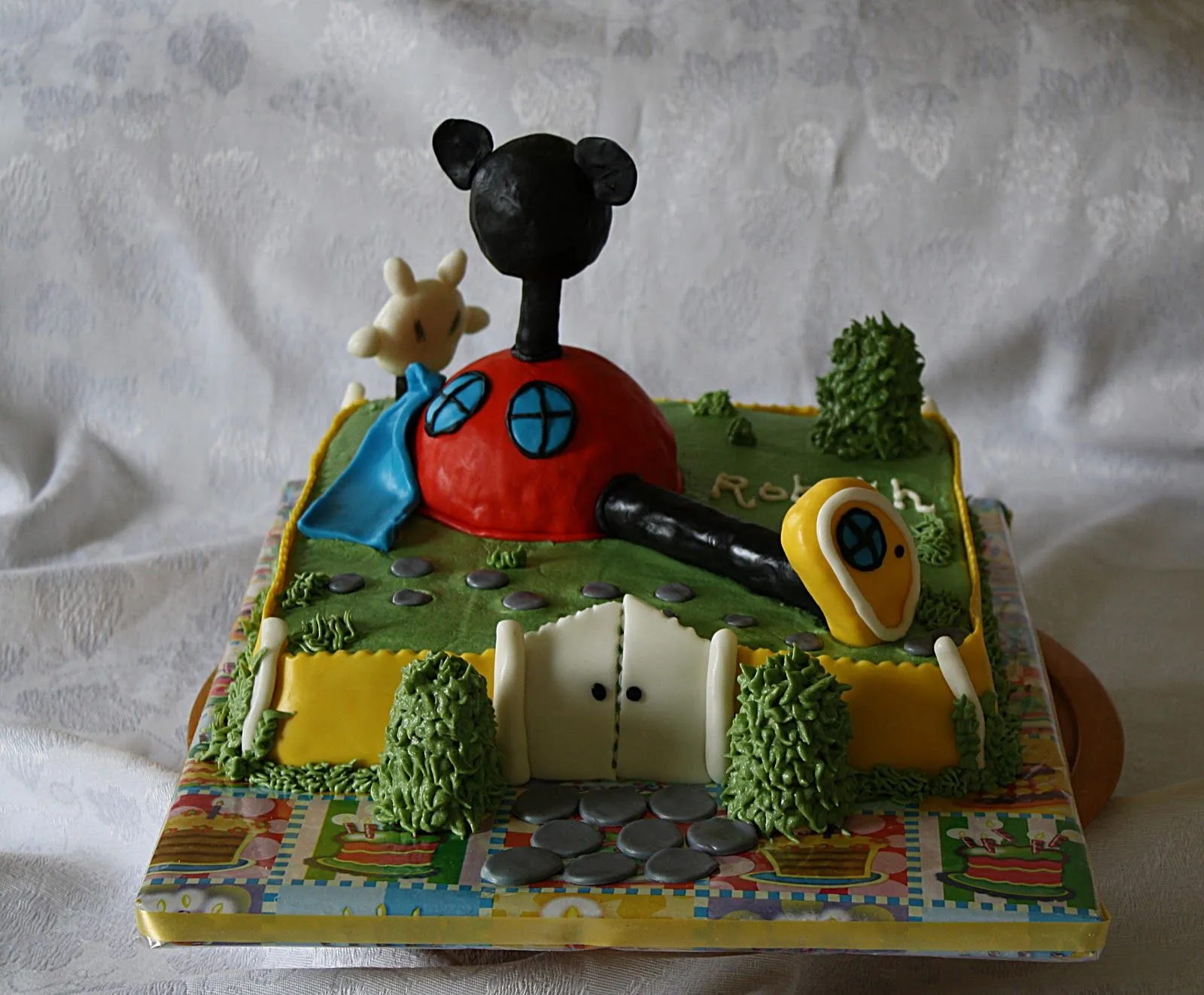 Versatile Vegetarian Kitchen: Another decorated cake - Mickey ...