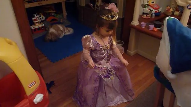 Con el vestido de Rapunzel! 12.21.2011 on Vimeo