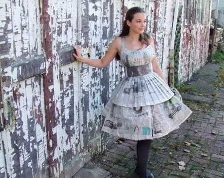 UN MUNDO DE MANUALIDADES: VESTIDOS HECHOS CON PAPEL PERIODICO