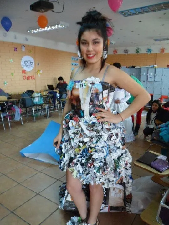 ECO manía.: Vestidos de periodico y revistas, Alianzas Colegio San ...