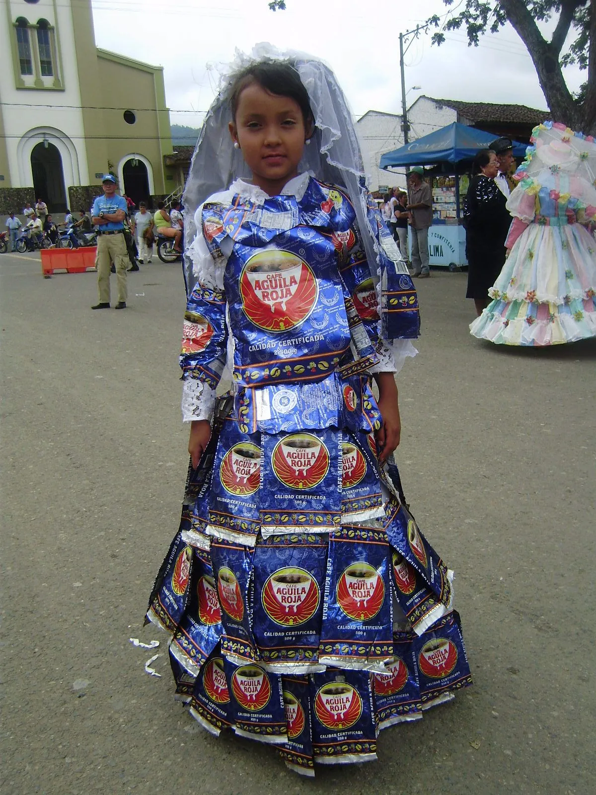 Vestidos reciclados de bolsas - Imagui