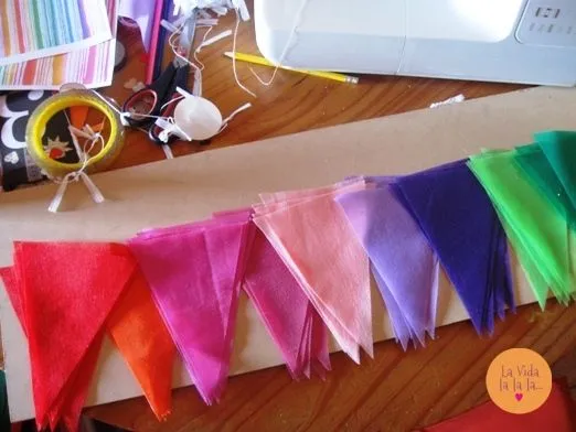 La Vida lalala...: Banderines fiesteros y papel de regalo DIY