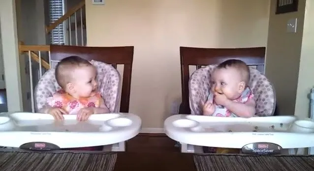 Video: Encantadoras bebes gemelas o morochas que bailan igual ...