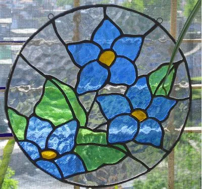 Todo con vidrio: Vitral de flores azules