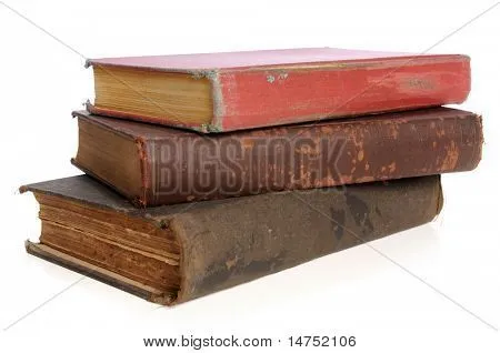 Viejos libros apilados juntos sobre fondo blanco Fotos stock e ...