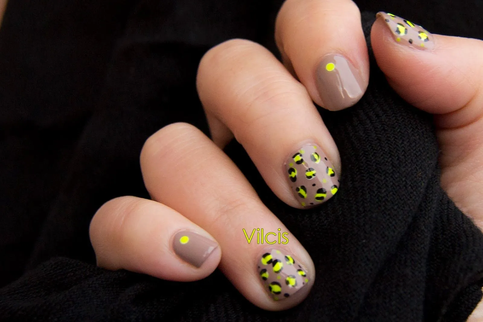 Uñas de gato...: Diseño para uñas cortas: animal print nude neon