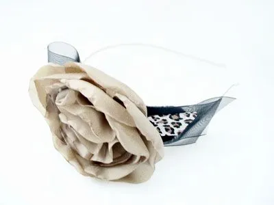 vincha flor beige, cinta leopardo y negra sobre vincha metal ...