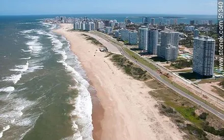 Vista aérea de la Playa Brava de Punta del Este. - Stonek ...