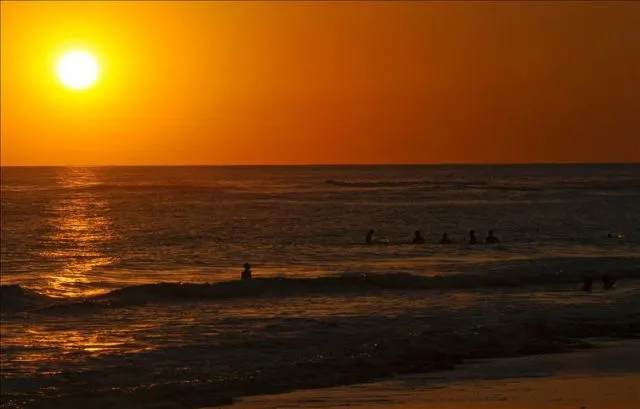 Vista de un atardecer en la playa "El Tunco" a unos 42 kilómetros ...