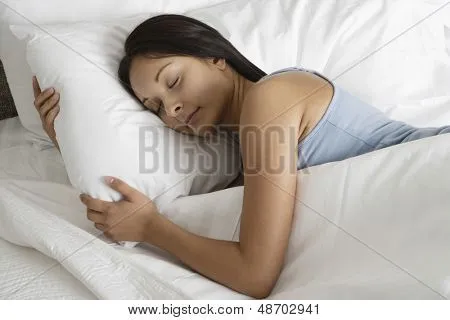 Vista elevada de una joven mujer durmiendo en la cama Fotos stock ...