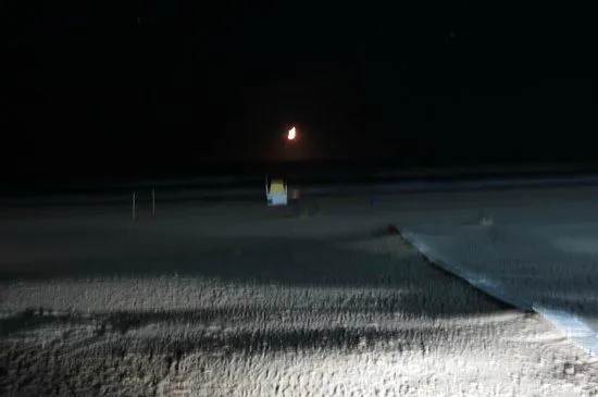 Vista de la luna, y salida a la playa, iluminada de noche ...