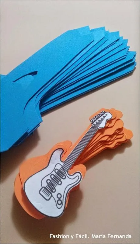 Viste las botellas de tu fiesta con chalecos, DIY con Goma Eva ...