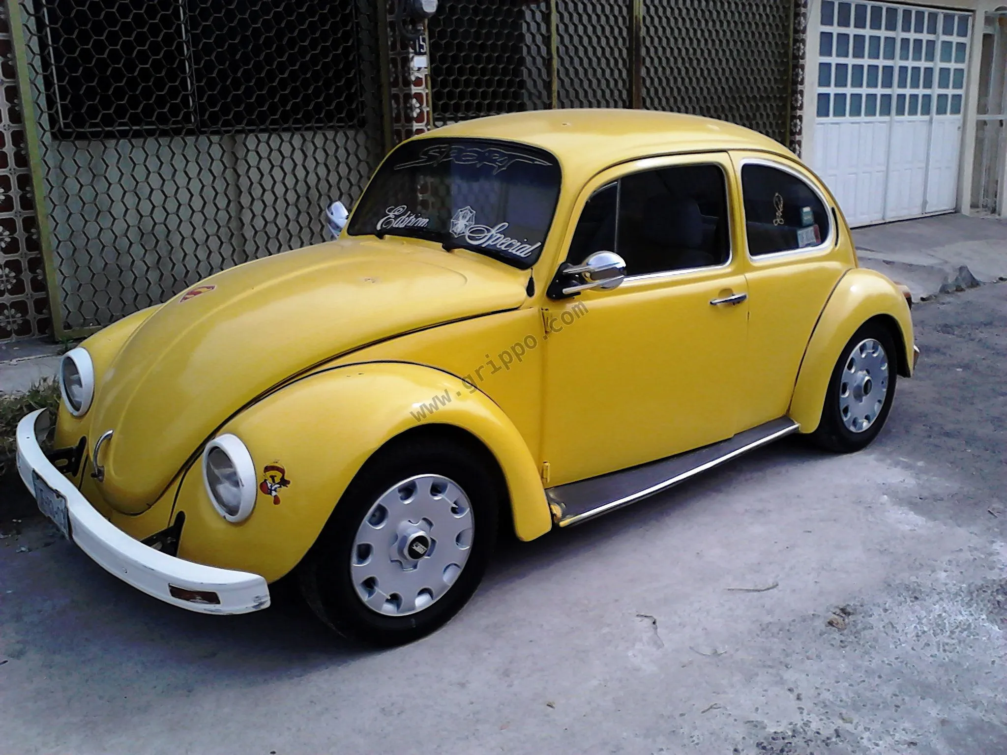 Vochito amarillo simpatico en lugar de moto coche