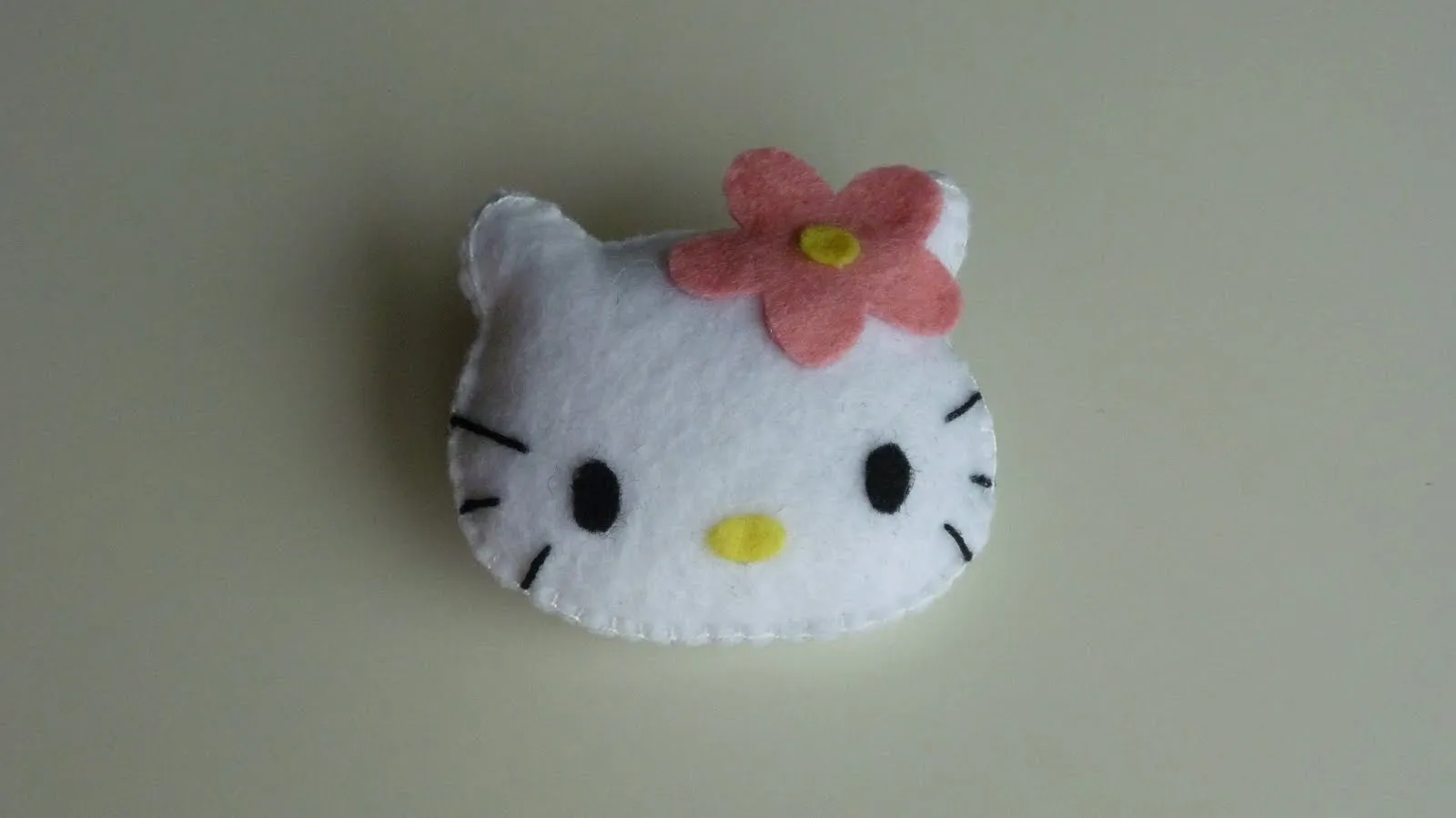 Wabi-Sabi Complementos: Broche fieltro Hello Kitty flor (REF. 106)