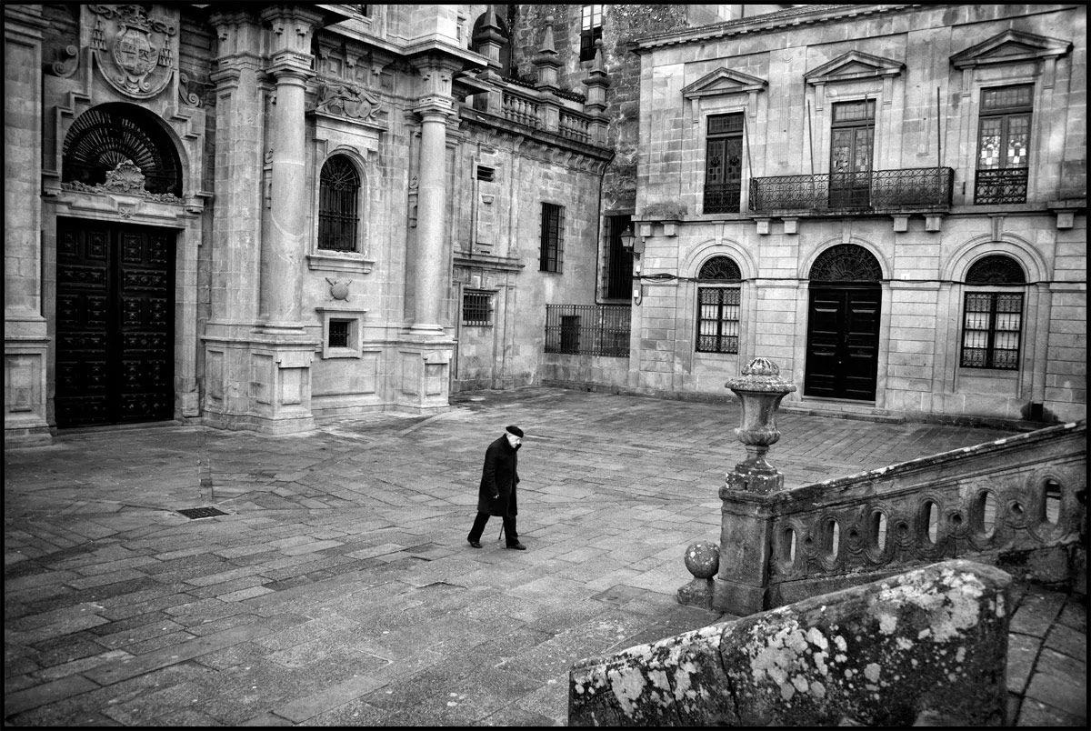 Wakarimasen: hombre caminando