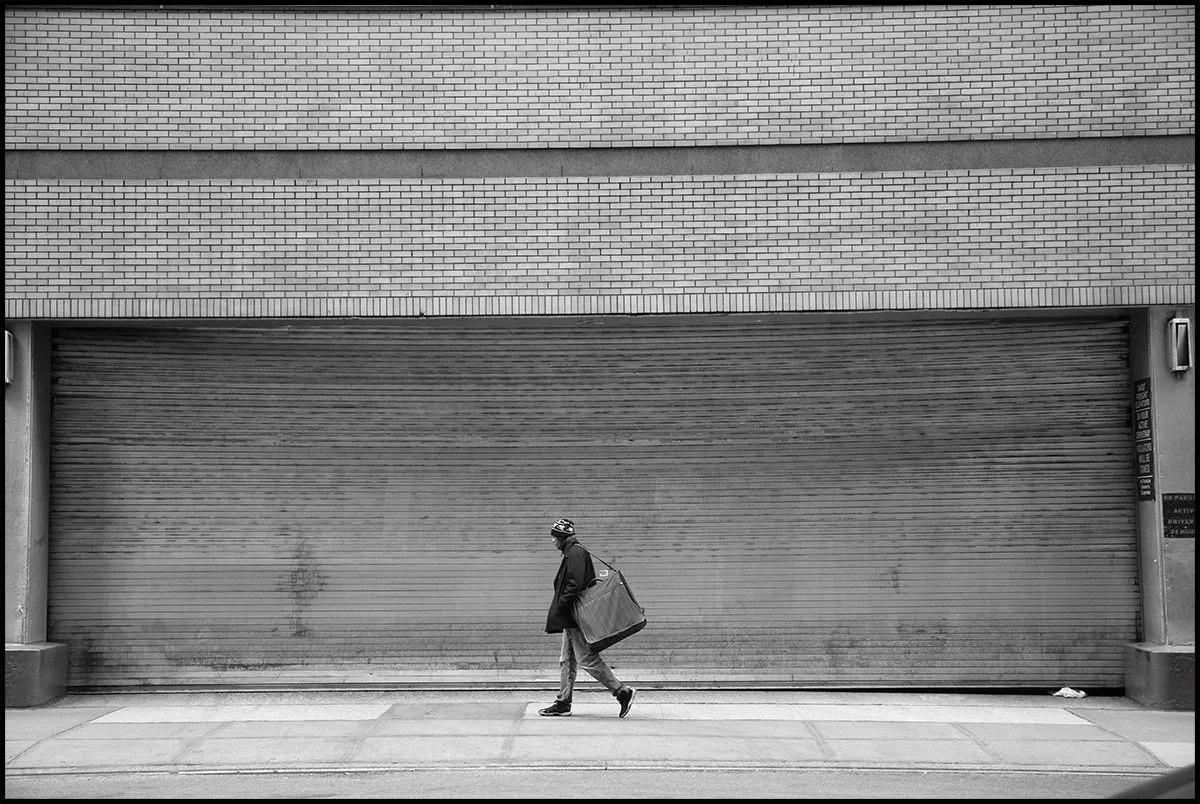 Wakarimasen: hombre caminando