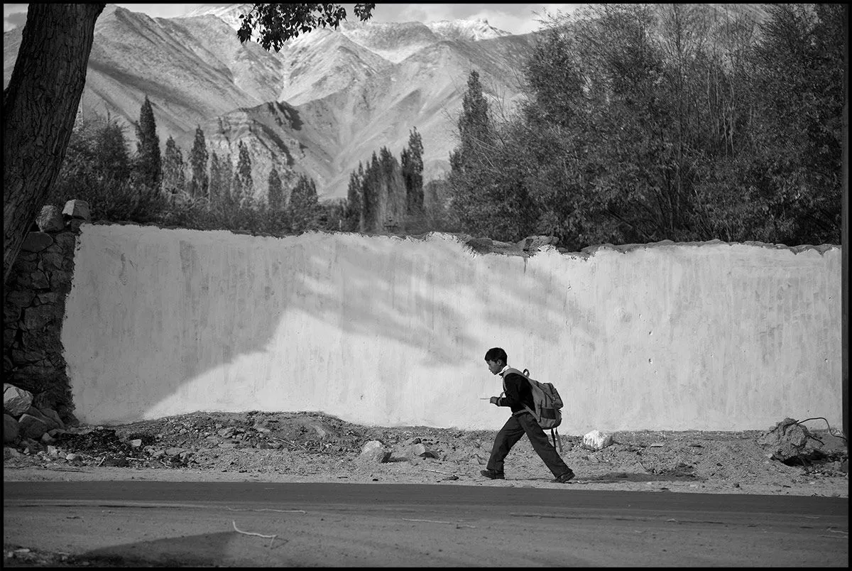 Wakarimasen: niño caminando