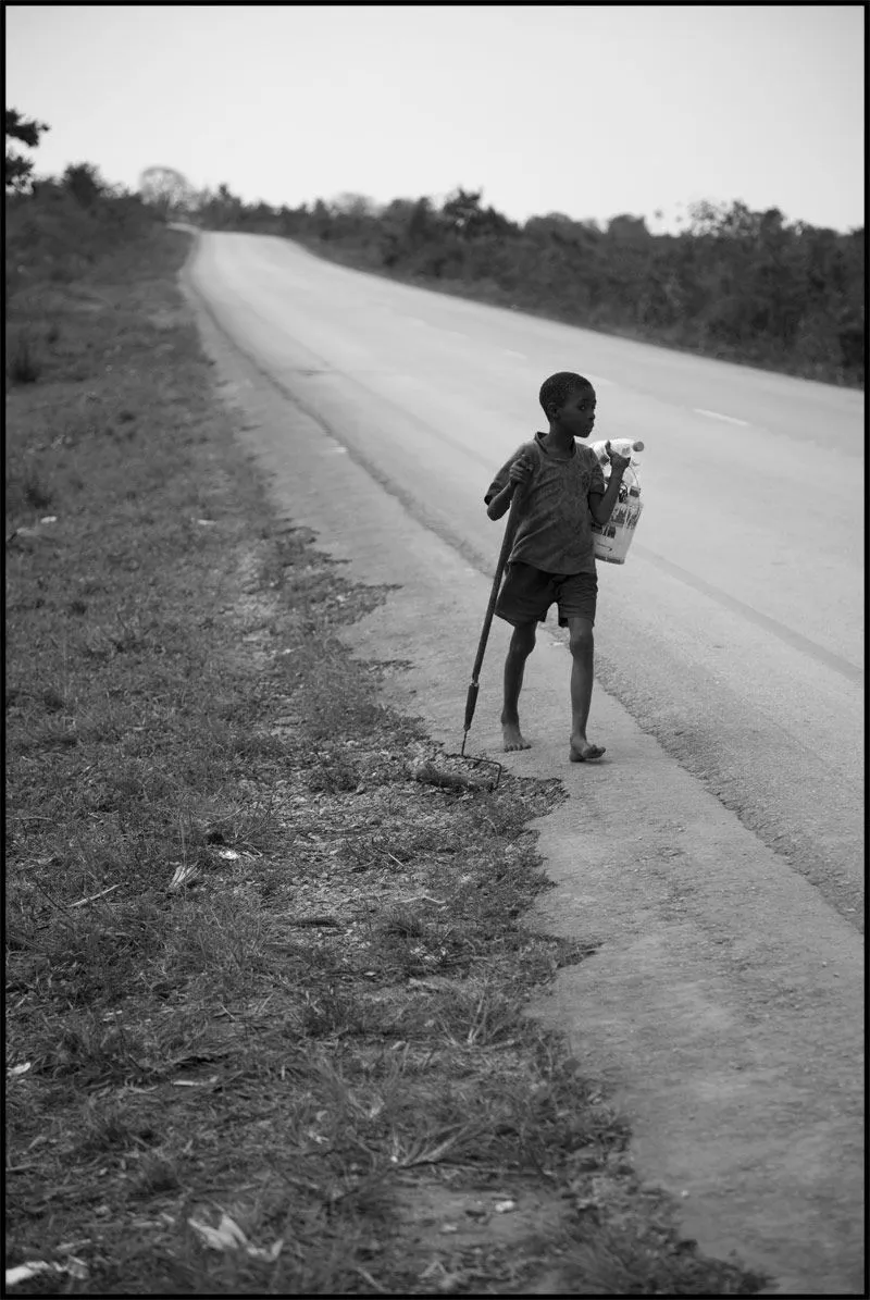 Wakarimasen: Niño caminando en una carretera