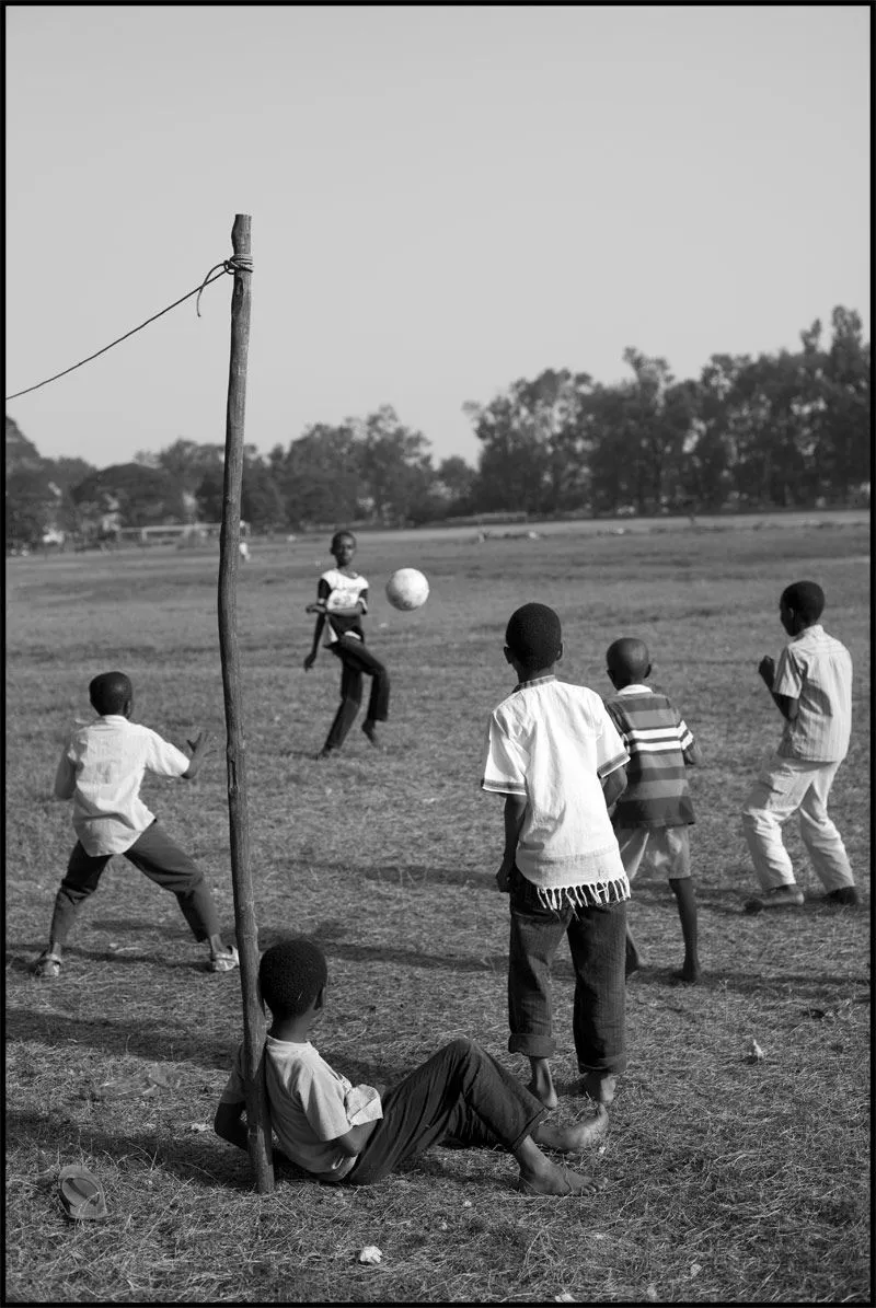 Wakarimasen: Niños jugando con una pelota