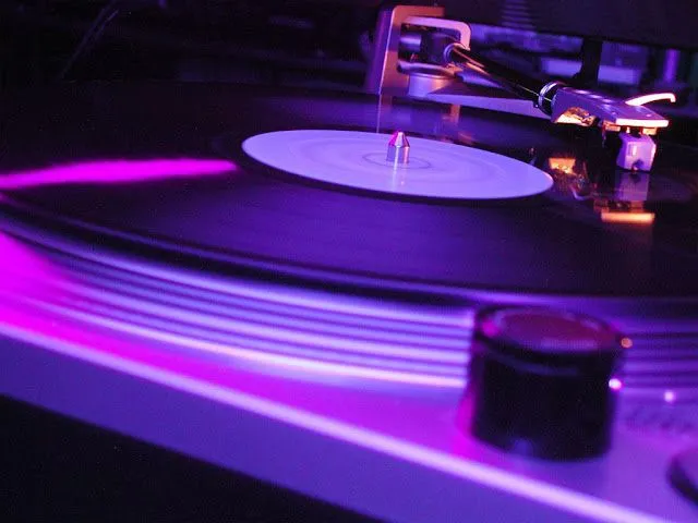 free-desktop-wallpaper-dj-turntable-1024x768.jpg