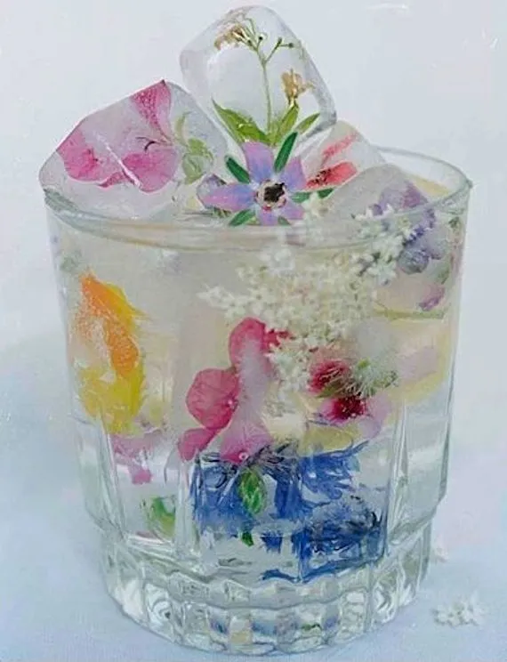 wholekitchen: Cubitos de hielo con flores. DIY