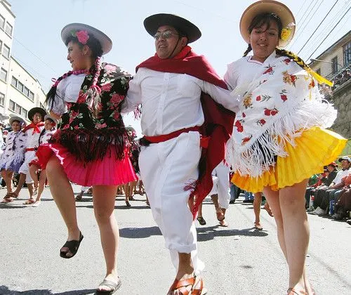 La XXI version de la entrada folklorica de la Universidad Mayor de ...