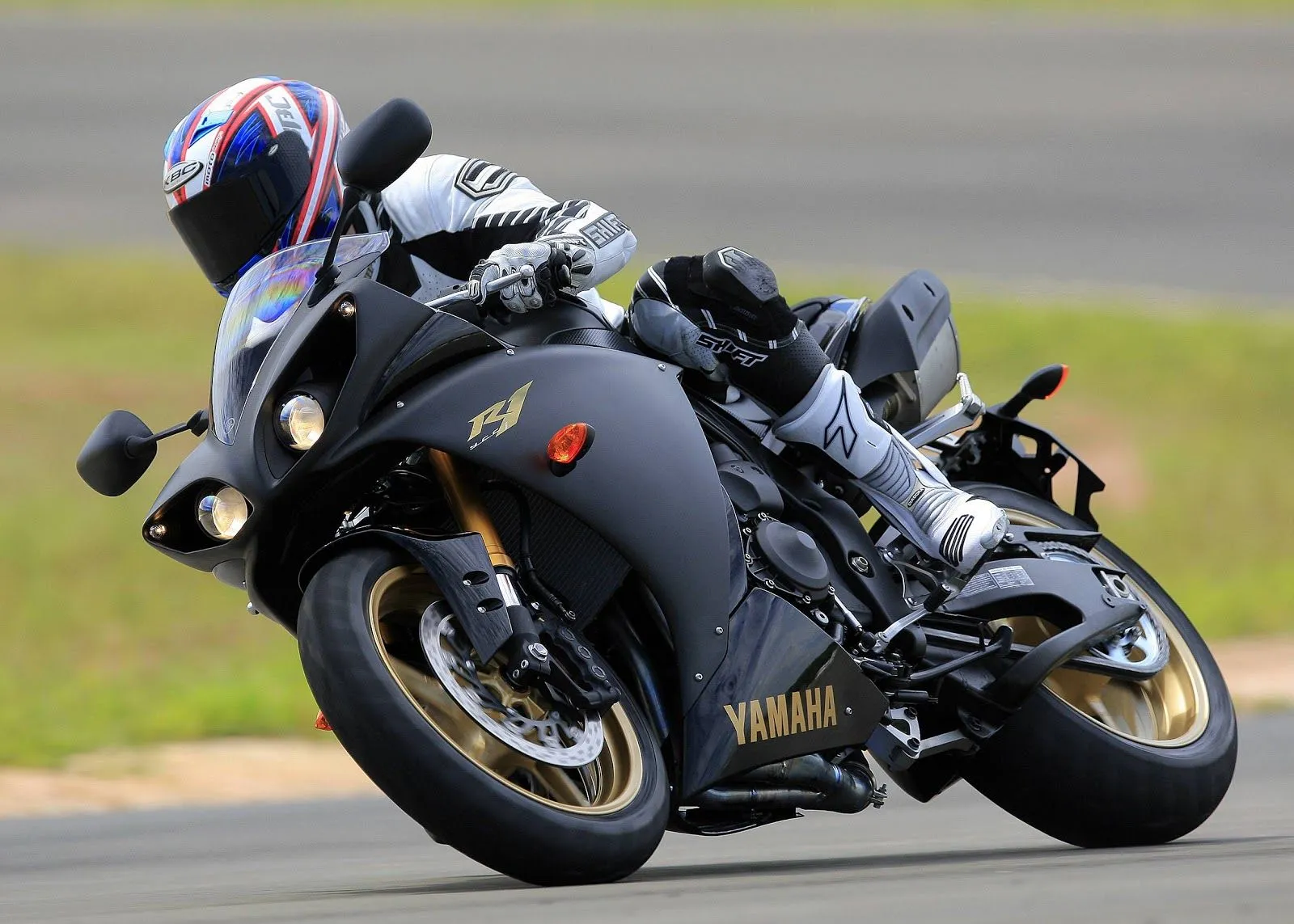 yamaha r1