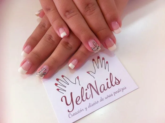 Yelinails: Uñas de gel, decoradas.