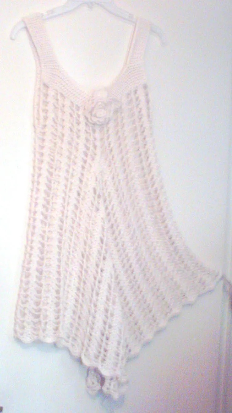 yolanda19371: Blusón en punta, calado, a crochet, en algodón.