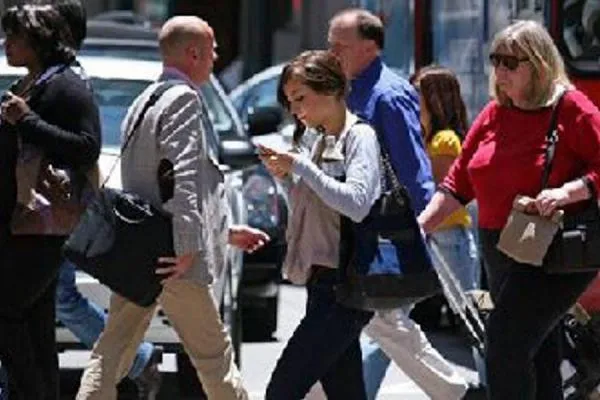 Nueva York prohibiría a peatones cruzar la calle hablando por ...