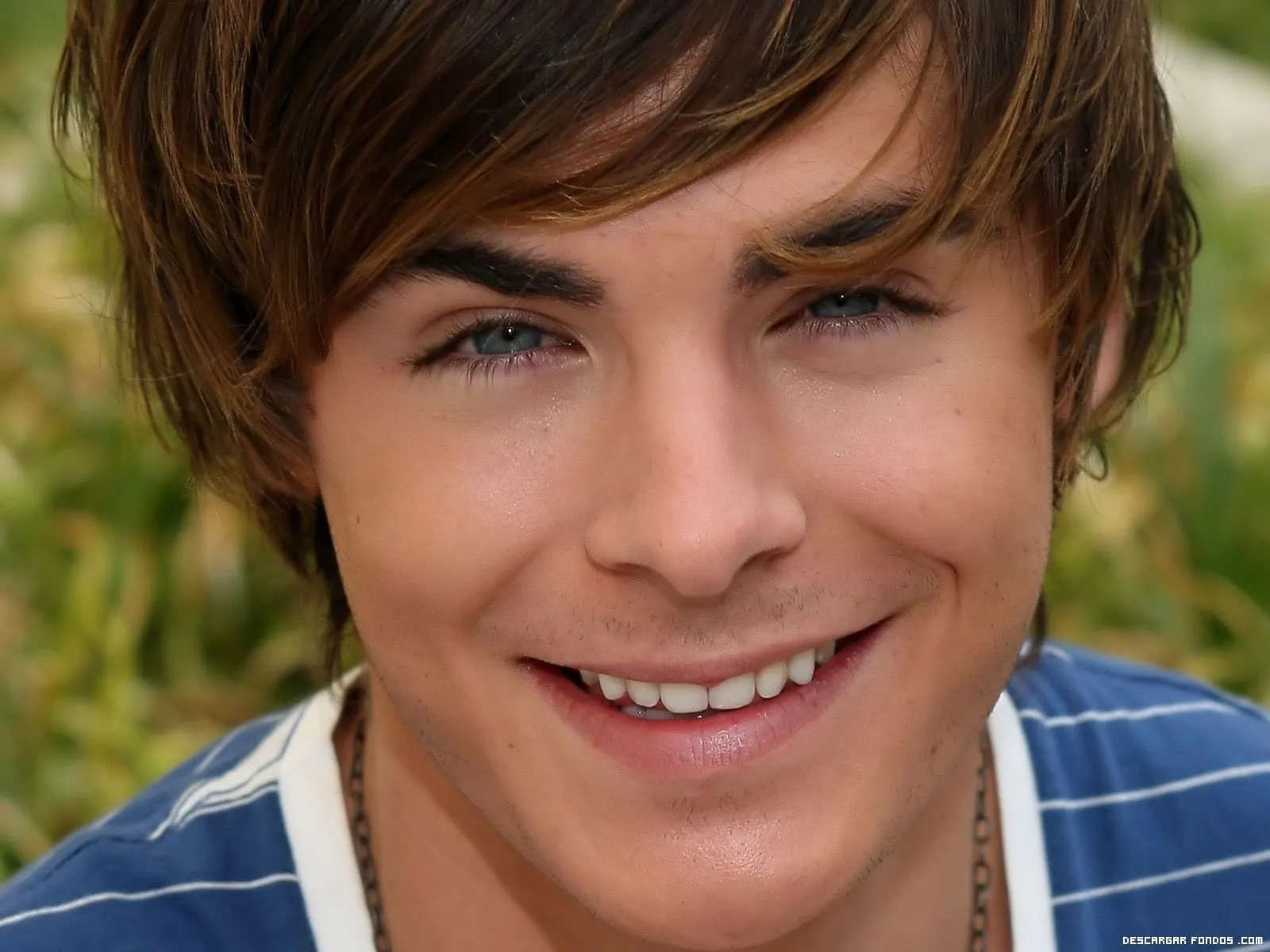 Zac Efron sonriendo