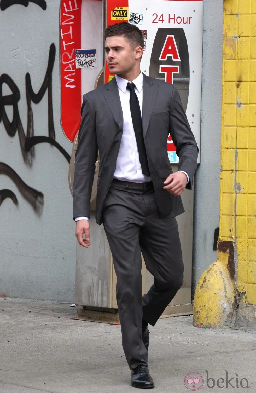 Zac Efron con traje gris y corbata negra: Fotos en Bekia