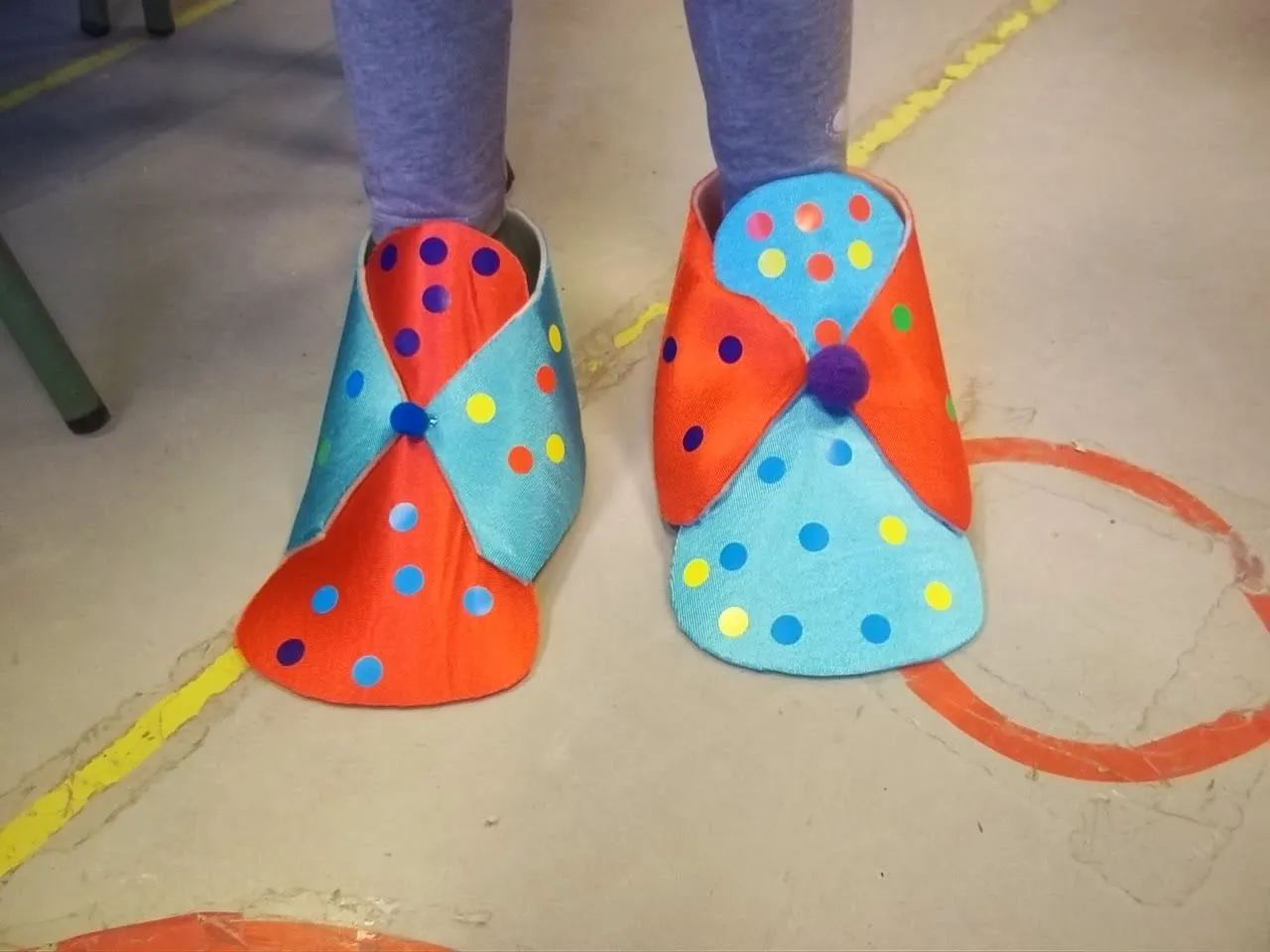 ZAPATOS Y GORROS DE PAYASO.... JEJEJ!!!!!