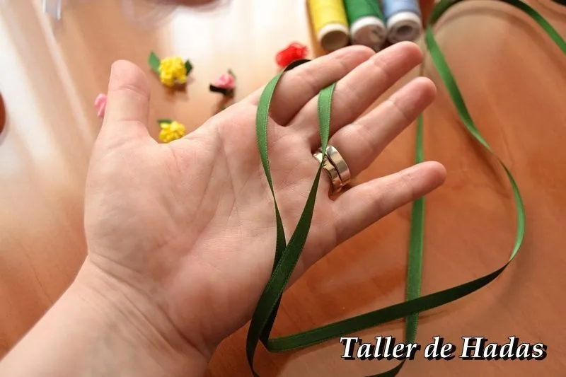 Zenda tiene un cascabel: Hacer flores con telas y cintas