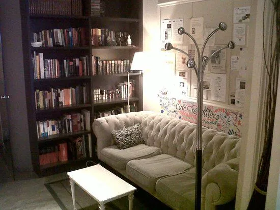 La zona de biblioteca muy muy chic - Picture of Cafe Te Quiero ...