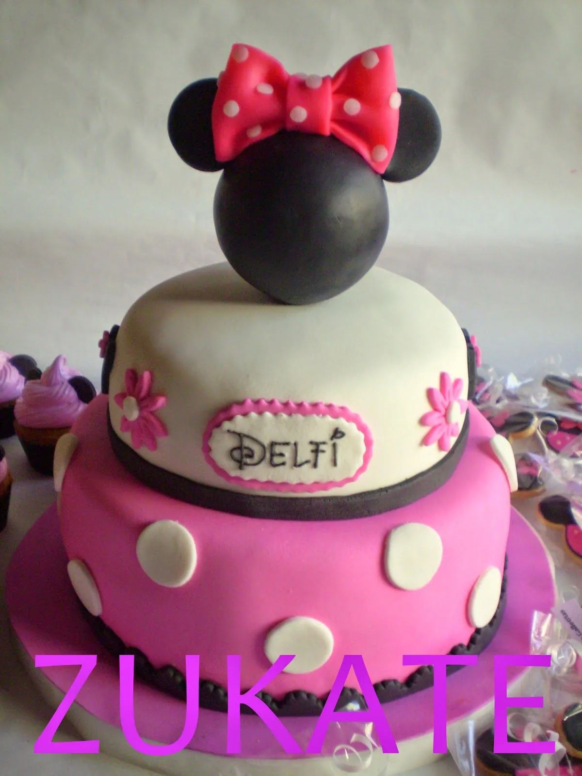 ZUKATE: MESA DULCE DE MINNIE MOUSE PARA DELFINA