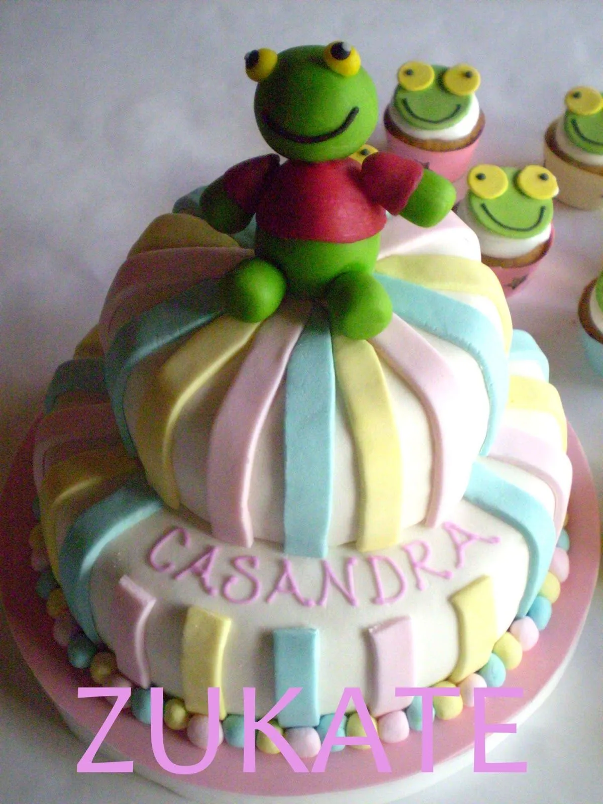 ZUKATE: TORTA Y CUPCAKES SAPO PEPE
